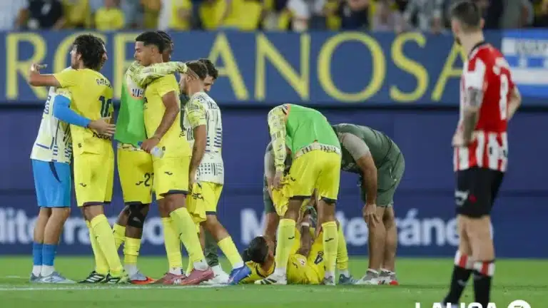 Jean Ives Valou disputando un balón aéreo con la camiseta del Villarreal B
