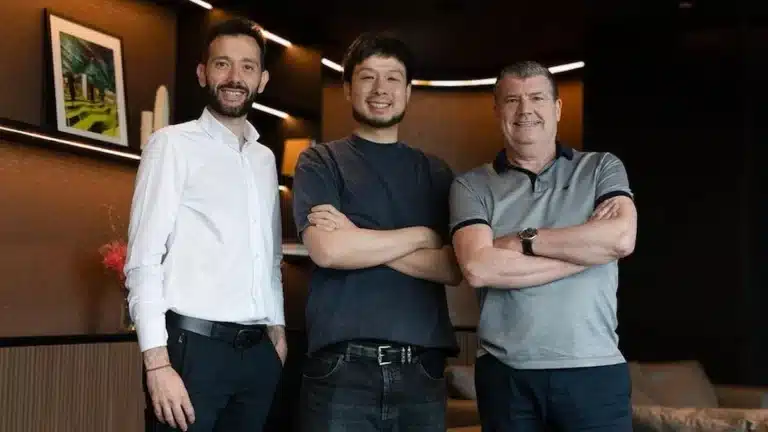 Ron Gourlay y Lisandro Isei, directivos del Valencia CF, posan junto a otro miembro de la estructura deportiva del club