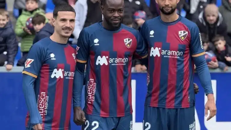 Jugador del Huesca lamentándose durante un partido en El Alcoraz