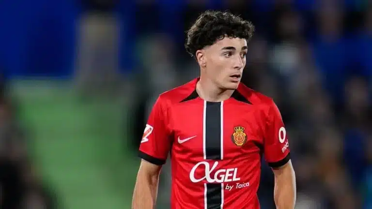 Jan Virgili con la camiseta del RCD Mallorca durante un partido de LaLiga EA Sports