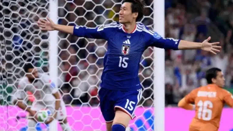 Jugador de Japón con el dorsal 15 celebra un gol ante Túnez con los brazos abiertos en el Estadio Monterrey del Mundial 2026