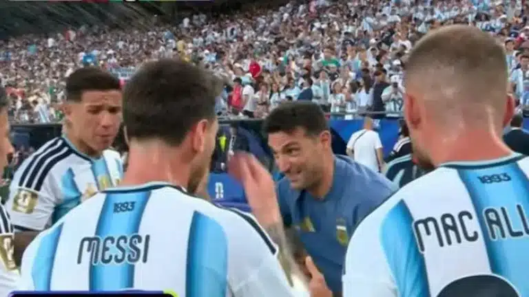 Messi y Scaloni conversan con jugadores de Argentina durante una pausa de hidratación en el partido Argentina-Argelia del Mundial 2026, en el minuto 25