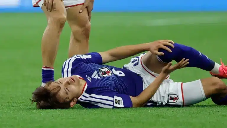 Takefusa Kubo en el suelo agarrándose la rodilla durante el partido de Japón ante Países Bajos en el Mundial 2026