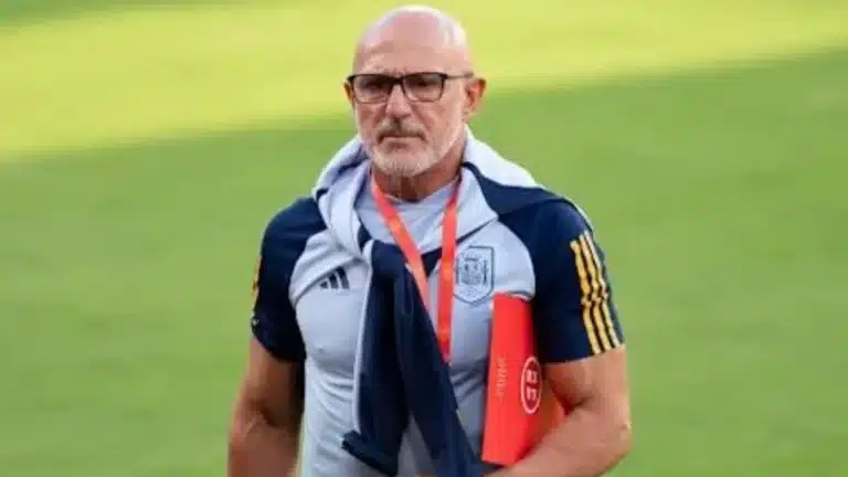Luis de la Fuente camina por el campo de entrenamiento con el escudo de la selección española en el pecho