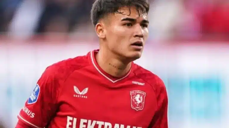 Manfred Ugalde con la camiseta roja del FC Twente durante un partido de la Eredivisie, patrocinador Elektramat visible en el pecho
