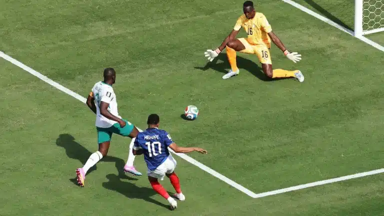 Kylian Mbappé dispara ante el portero Édouard Mendy mientras un defensor senegalés intenta interceptar en el MetLife Stadium, Mundial 2026