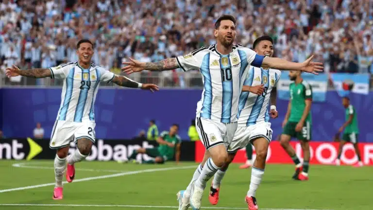 Lionel Messi celebra un gol con los brazos abiertos en el Arrowhead Stadium ante Argelia, Mundial 2026