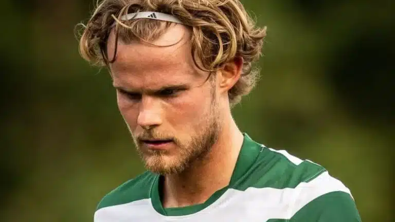 Morten Hjulmand con la camiseta del Sporting CP durante un partido, con la mirada baja y el brazalete de capitán en el brazo