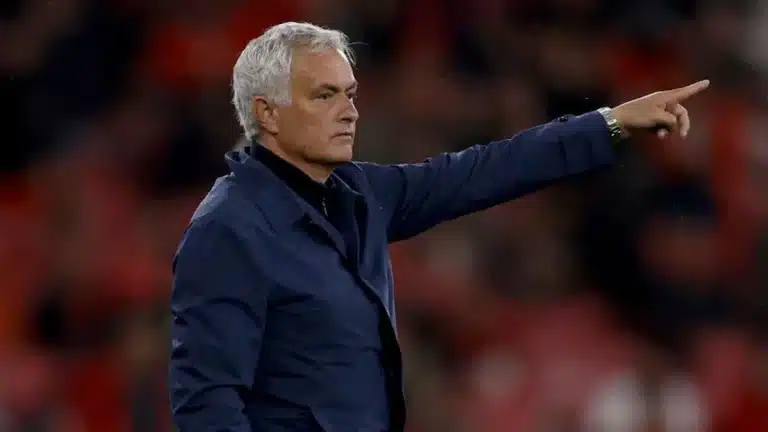 José Mourinho señala con el dedo desde la banda durante un partido, con el estadio lleno al fondo