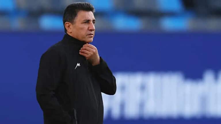 Amir Ghalenoei, seleccionador de Irán, durante la rueda de prensa posterior al partido ante Nueva Zelanda en el Mundial 2026, en la que denunció las condiciones impuestas por las autoridades de EEUU a su delegación