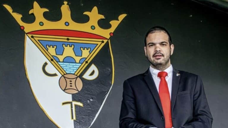 Revuelo en Tudela. El que fuera presidente del Club Deportivo Tudelano hasta hace unos días, Ramón Lázaro, ha sido detenido y puesto en libertad provisional tras haber sido acusado de varios delitos. Entre ellos aparece la tentativa de amaño de algunos encuentros que disputó el conjunto navarro que presidió, uno de ellos frente al Real Oviedo Vetusta correspondiente a la primera eliminatoria de ascenso a Primera RFEF, disputada recientemente.