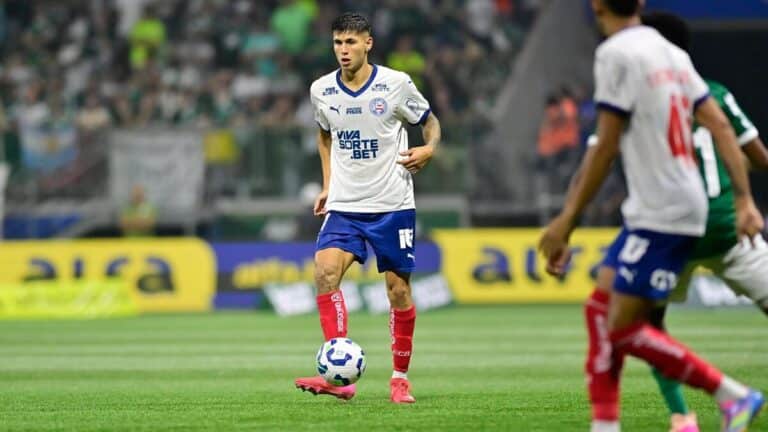 Santiago Ramos Mingo, defensa central argentino del EC Bahía de Brasil, en acción durante un partido del Brasileirao. El exjugador del Barcelona B interesa al RC Celta de Vigo según el periodista Rudy Galetti