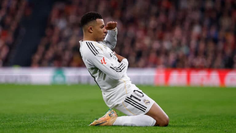 Kylian Mbappé celebrando uno de sus 42 goles con el Real Madrid en la temporada 2025-26 en LaLiga. Mourinho planea cambiar su posición en el sistema para la temporada 2026-27, con Vinicius Jr. como el jugador más afectado por la nueva distribución ofensiva