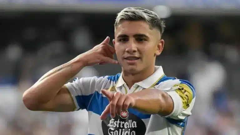 Yeremay Hernández celebra con la camiseta blanquiazul del Deportivo La Coruña con gesto de pistola con la mano