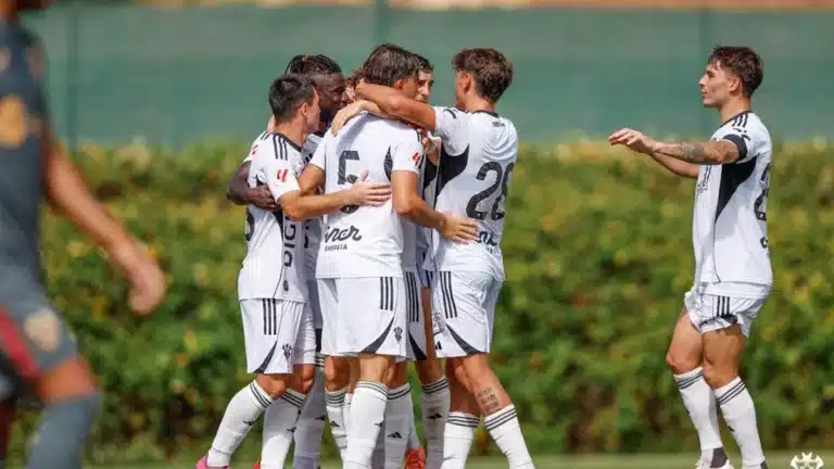 Jugadores del Albacete celebran abrazados un gol durante el stage de pretemporada en Pinatar Arena