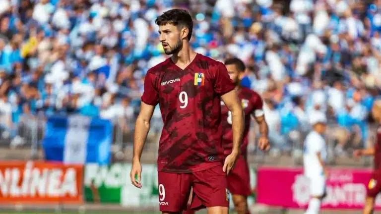 Alejandro Marqués observa el juego con la camiseta de Venezuela y el dorsal 9