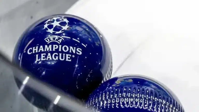 Bolas azules del sorteo de la Champions League dentro del bombo, con el logo de la UEFA visible