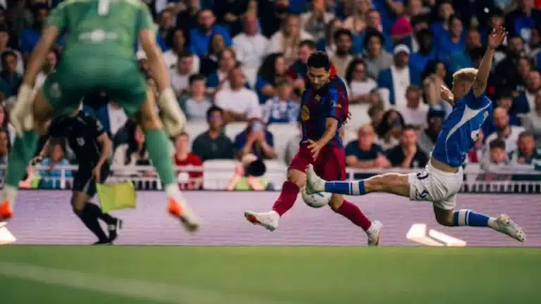 Un jugador del Barça golpea el balón ante la entrada de un defensa del Birmingham City en St Andrew's