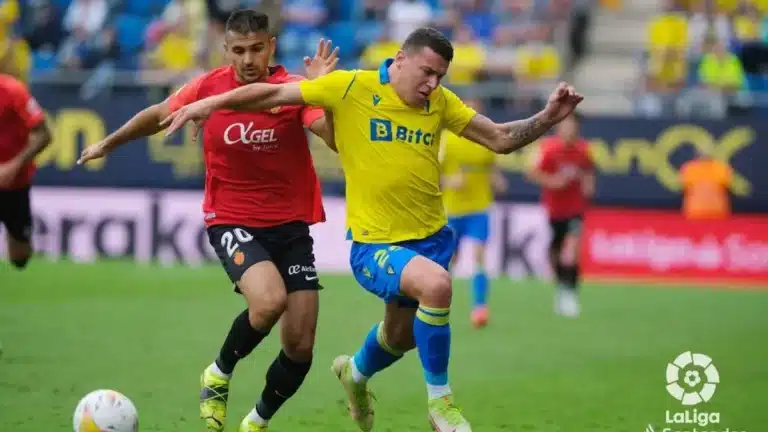 Milutin Osmajic celebrando un gol con la camiseta del Preston North End en un estadio inglés