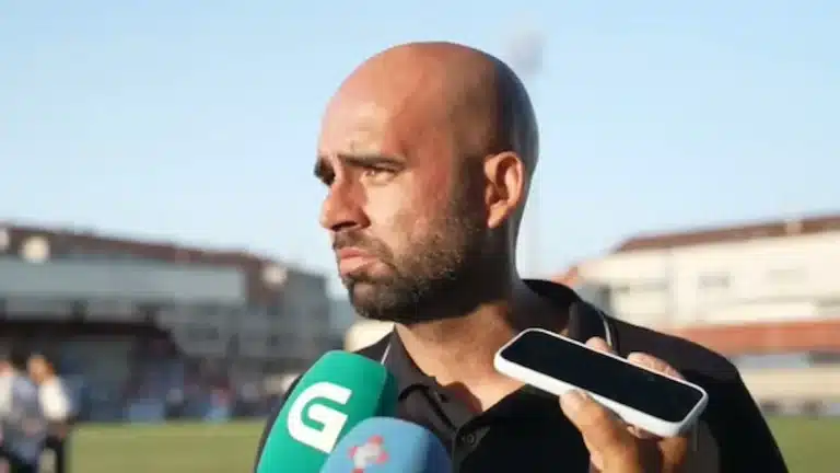 Claudio Giráldez atiende a los medios con un micrófono del Celta tras el amistoso en A Lomba