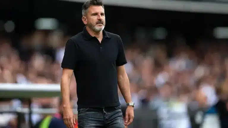 Jon Karrikaburu celebrando un gol con la camiseta del Racing de Santander