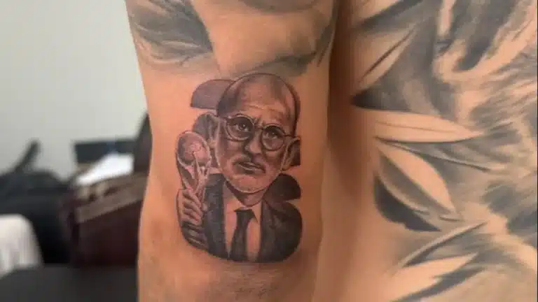 Detalle del tatuaje del rostro de Luis de la Fuente con la Copa del Mundo en el brazo de Cucurella
