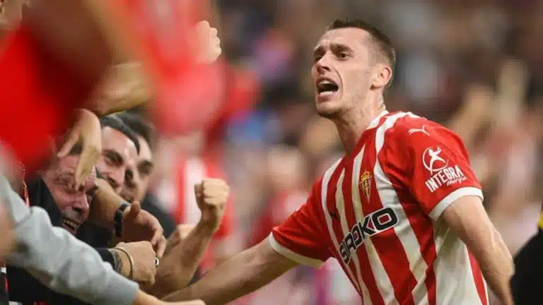Dubasin grita de celebración con la camiseta del Sporting de Gijón junto a los aficionados tras la valla