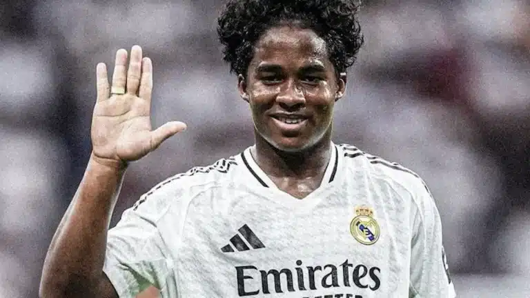 Endrick sonríe y levanta la mano hacia la grada con la camiseta blanca del Real Madrid