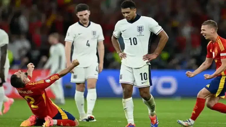 Carvajal celebra de rodillas ante Bellingham en la final de la Eurocopa 2024 entre España e Inglaterra