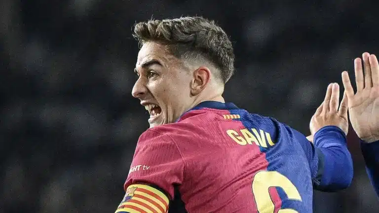 Gavi protesta con el brazalete de capitán y el dorsal 6 del FC Barcelona