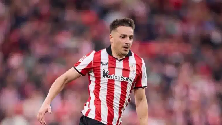 Andoni Gorosabel corre atento a la jugada con la camiseta del Athletic Club en San Mamés