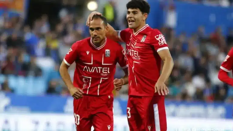 Salim El Jebari disputa un balón con la camiseta del CD Mirandés