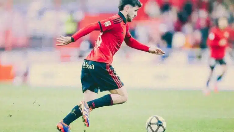 Javi Hernández, centrocampista del RCD Espanyol, salta al terreno de juego antes de un partido de LaLiga