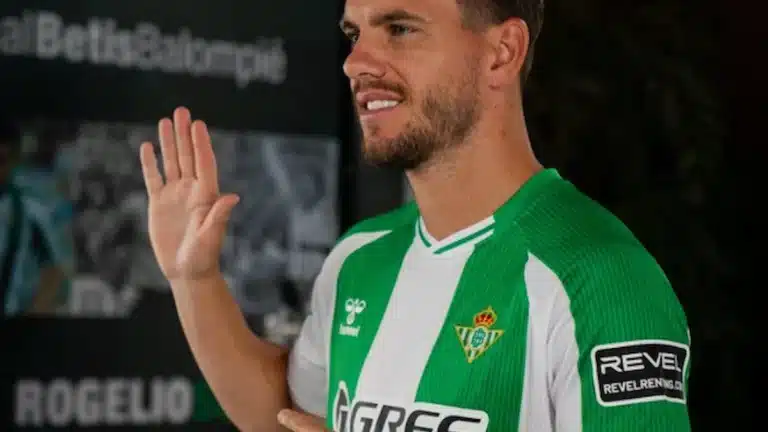 Giovani Lo Celso saluda con la camiseta verdiblanca del Real Betis en un acto del club
