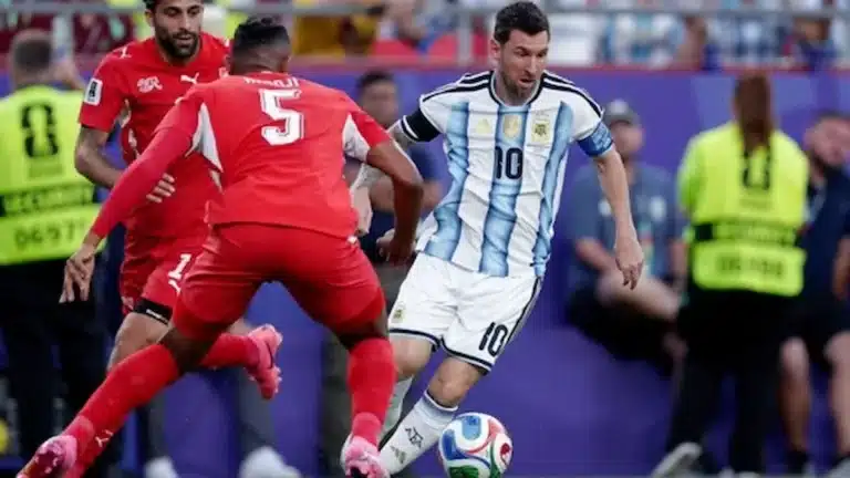 Messi celebra con los puños en alto tras el partido de Argentina en el Mundial 2026