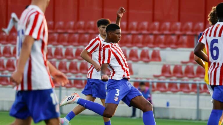 Jorge Domínguez, central de 16 años y 193 centímetros de la cantera del Atlético de Madrid, durante la pretemporada 2026-27. El joven canterano ha impresionado a Diego Simeone en los primeros amistosos de verano