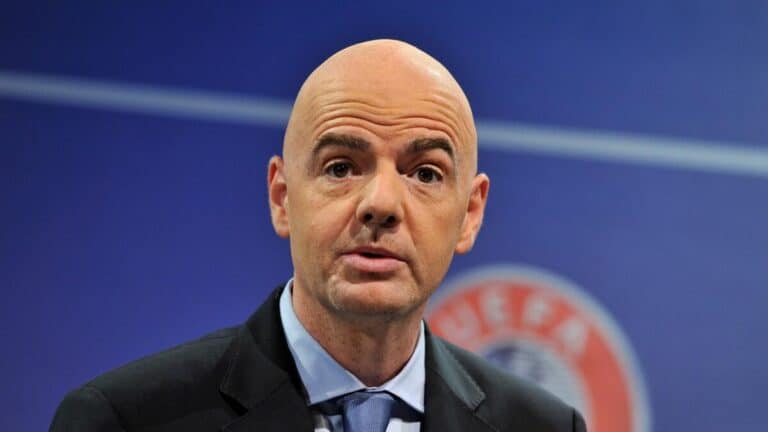Gianni Infantino, presidente de la FIFA, junto a Donald Trump durante el Mundial 2026. Varias federaciones de la UEFA estudian respaldar a un candidato que le dispute la presidencia del organismo en las elecciones de 2027