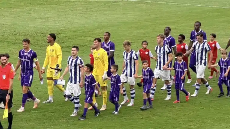 Jugadores del Toulouse y la Real Sociedad salen al césped del Stade Maurice Trélut antes del amistoso
