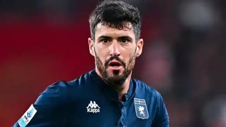 Aarón Martín con la camiseta del Genoa durante un partido de Serie A
