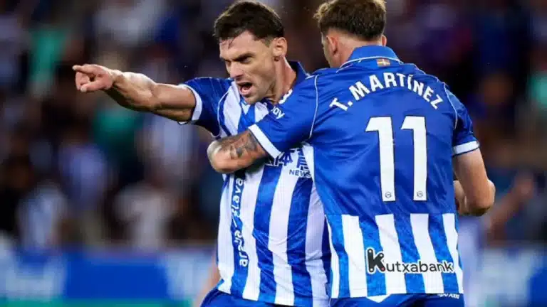 Lucas Boyé y Toni Martínez del Deportivo Alavés celebran el gol de la victoria ante el Villarreal en Mendizorroza