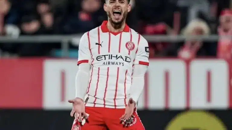 Álex Moreno grita durante un partido de LaLiga con la camiseta del Girona