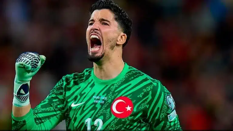 Altay Bayındır grita y aprieta el puño con la camiseta verde de portero de la selección de Turquía