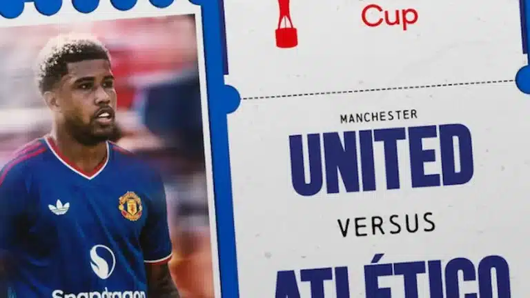 Amad Diallo con la camiseta del Manchester United junto al cartel de la Snapdragon Cup ante el Atlético