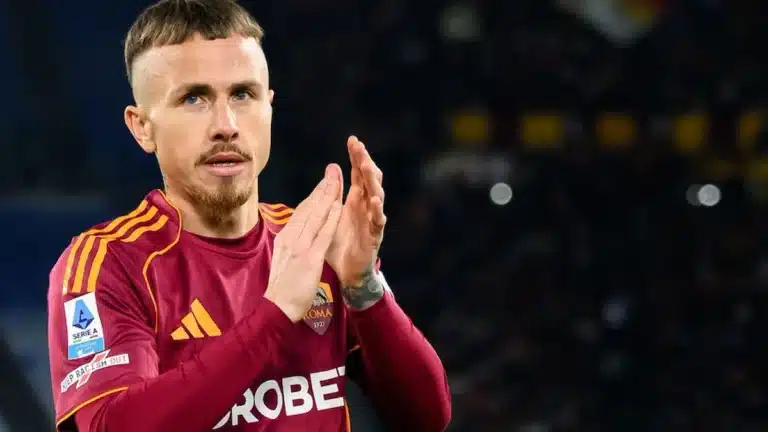 Angeliño aplaude con la camiseta de la Roma antes de su fichaje por el Deportivo