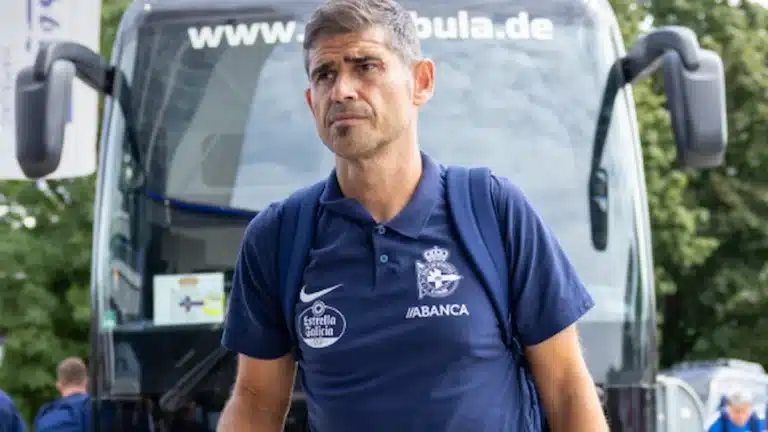 Antonio Hidalgo camina junto al autobús del Deportivo a su llegada a Hamburgo antes del amistoso ante el St. Pauli