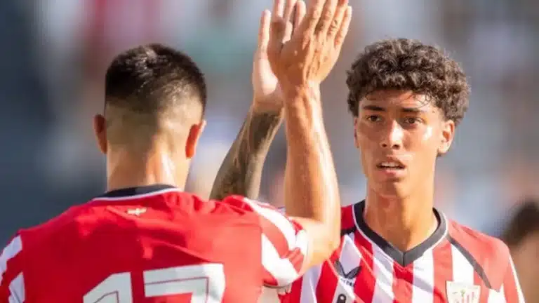 Yuri Berchiche felicita a Jesús Areso tras el primer gol del Athletic en El Plantío