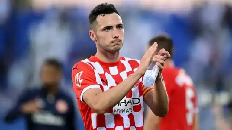 Arnau Martínez aplaude a la grada con la camiseta rojiblanca del Girona al término de un partido