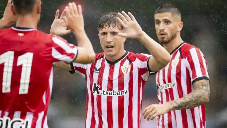 Oihan Sancet celebra con sus compañeros del Athletic Club bajo la lluvia