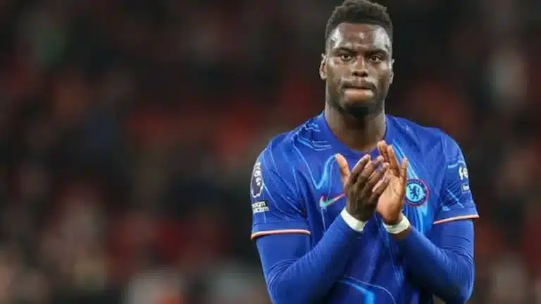 Benoît Badiashile aplaude a la grada con la camiseta del Chelsea al final de un partido nocturno