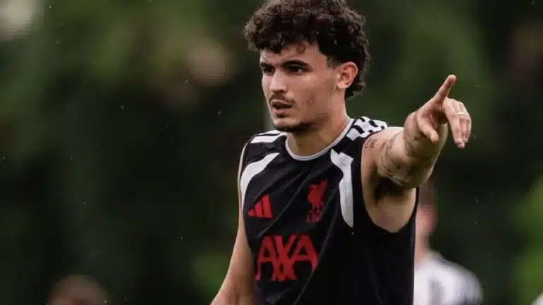 Stefan Bajcetic con el equipamiento de entrenamiento del Liverpool durante una sesión de pretemporada